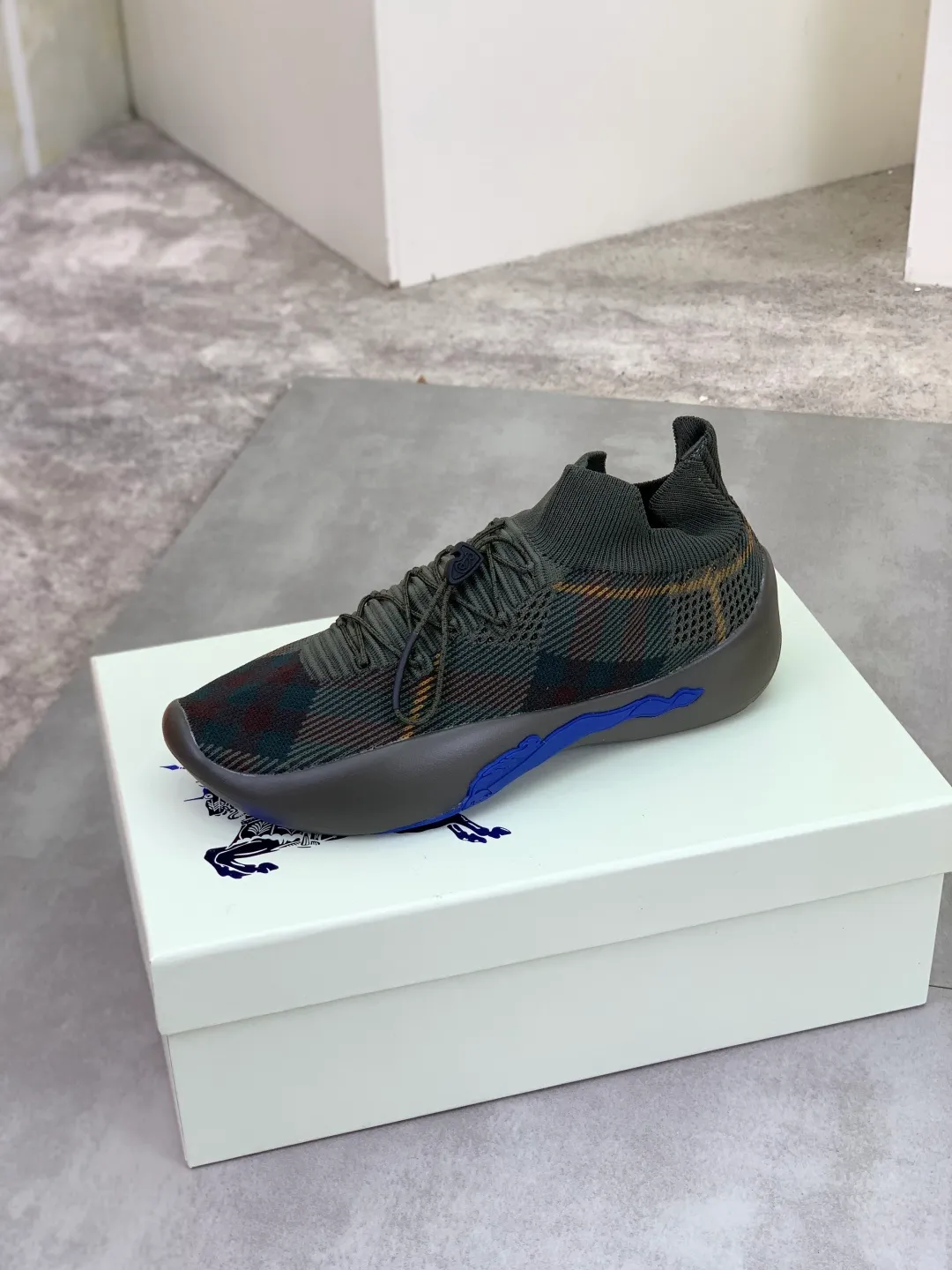 Men's Men's Shoes 💰P620 💰【New Style】Top Version 🆘【Burberry】New Burberry Fly Knit Shoes are now available with perfect workmanship! 🔥Perfect shape and top quality🙈Non-slip and wear-resistant high-end rubber outsole👣Versatile and comfortable shoes, standard size: 39-45 (customized 38-46) 2️⃣colors available Top-quality packaging